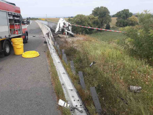 Hasiči z Olomouckého a Zlínského kraje řeší nehodu s únikem kyseliny