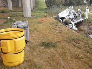 Hasiči z Olomouckého a Zlínského kraje řeší nehodu s únikem kyseliny