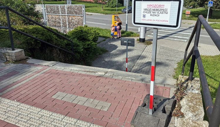 Varovné cedule stojí u poškozených schodů na frekventovaném místě v Olomouci už několik měsíců