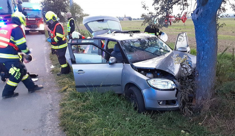 U vážné dopravní nehody nedaleko obce Renoty zasahovaly dvě jednotky hasičů i záchranářský vrtulník