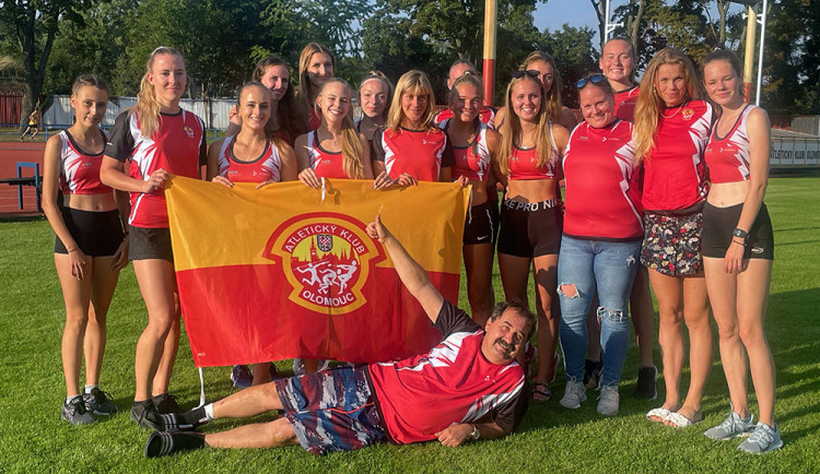 Tým žen z Atletického klubu Olomouc se o víkendu radoval z obrovského úspěchu