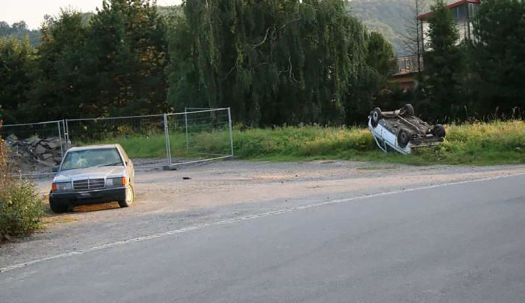 Neznámý pachatel poškodil dvě odstavená vozidla u nádraží v Hranicích