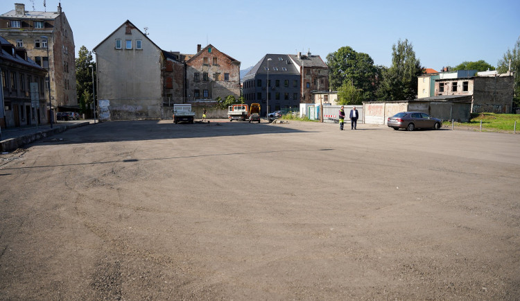 Raději místa pro rezidenty nebo kreativnější využití. Nové parkoviště u Papíráku kritizuje opozice