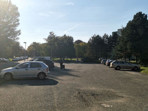 V okolí univerzitní sportovní haly probíhají stavební práce, závory u parkoviště by mohly být v provozu od října