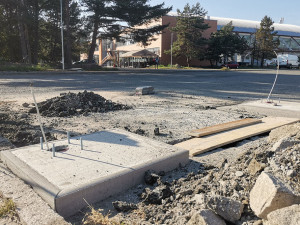 V okolí univerzitní sportovní haly probíhají stavební práce, závory u parkoviště by mohly být v provozu od října