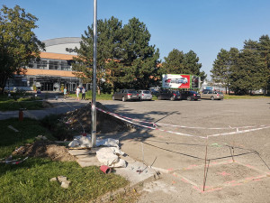 V okolí univerzitní sportovní haly probíhají stavební práce, závory u parkoviště by mohly být v provozu od října