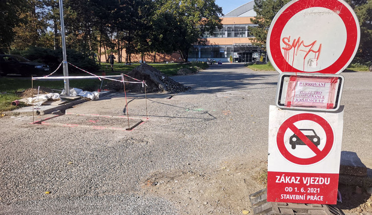 V okolí univerzitní sportovní haly probíhají stavební práce, závory u parkoviště by mohly být v provozu od října