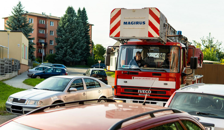 V případě potřeby zásahu už bývá na přeparkování zpravidla pozdě, varují hasiči