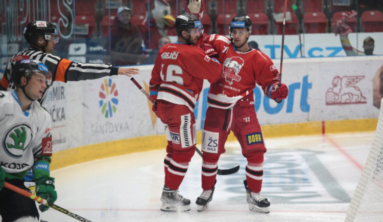 David Krejčí se raduje z premiérového gólu po svém návratu do Olomouce. Spolu s ním slaví Lukáš Kucsera (napravo)