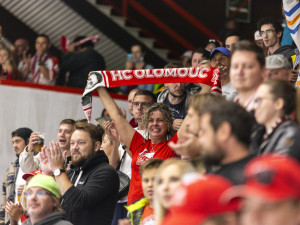 Fanoušci a fanynky Olomouce slavili po vítězné tečce Jana Knotka v prodloužení