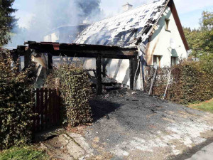 Při požáru rodinného domu v Bušíně na Šumpersku se zranil jeden člověk. Plameny hasilo pět jednotek