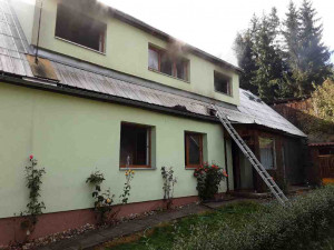 Při požáru rodinného domu v Bušíně na Šumpersku se zranil jeden člověk. Plameny hasilo pět jednotek