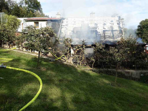 Při požáru rodinného domu v Bušíně na Šumpersku se zranil jeden člověk. Plameny hasilo pět jednotek