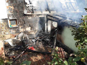 Při požáru rodinného domu v Bušíně na Šumpersku se zranil jeden člověk. Plameny hasilo pět jednotek