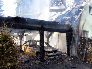 Při požáru rodinného domu v Bušíně na Šumpersku se zranil jeden člověk. Plameny hasilo pět jednotek