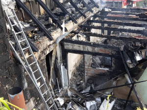 Při požáru rodinného domu v Bušíně na Šumpersku se zranil jeden člověk. Plameny hasilo pět jednotek