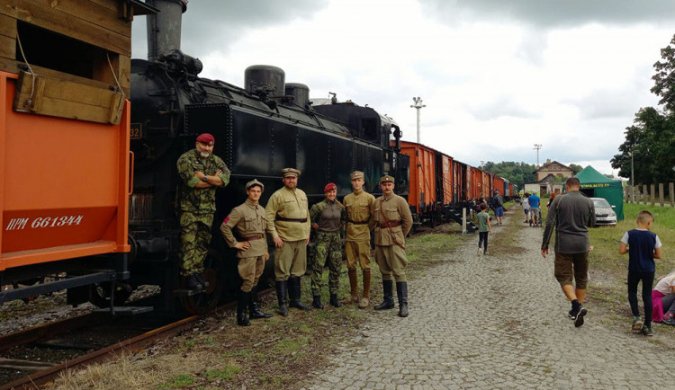 Legiovlak při zastavení ve Vrchlabí - ilustrační foto