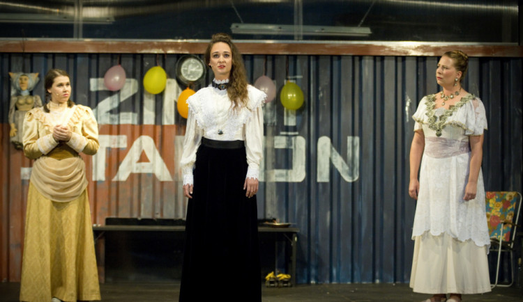 Divadlo Tramtarie uvedlo na letním festivalu moderní adaptaci Čechovova dramatu Tři sestry