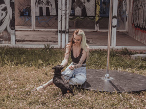 Snímky ze zákulisí focení plakátů Pole Dogs na pomoc psům z olomouckého útulku