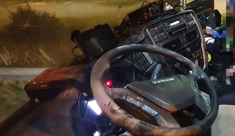 Do interiéru kamionu vyprázdnil neznámý muž část obsahu šestikilového práškového hasicího přístroje