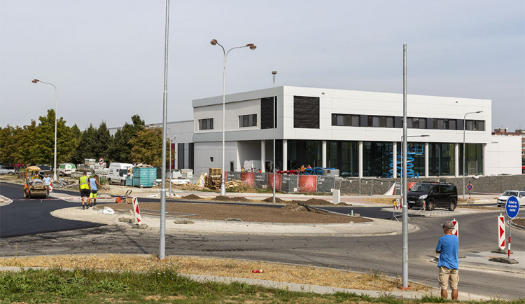 Nová olomoucká prodejna Kauflandu v Okružní ulici i okolní dopravní stavby jsou před dokončením