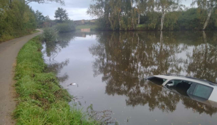 Řidič sjel do rybníka. Z auta, které se potápělo, ho vytáhli dva muži