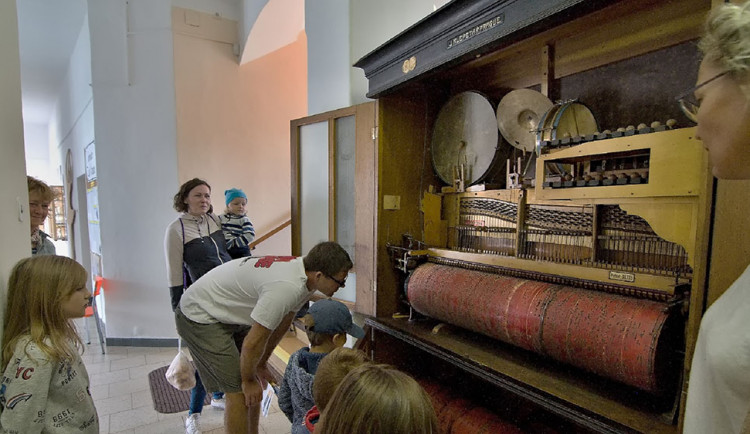 Když máš v Hranicích orchestrion. Skříňový nástroj umí osm písní