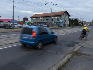 Bílé značení přejezdu pro cyklisty už na Hodolanské ulici u řeky Bystřice není