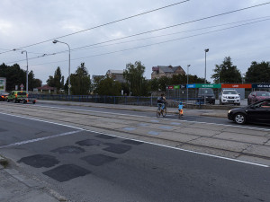 Bílé značení přejezdu pro cyklisty už na Hodolanské ulici u řeky Bystřice není