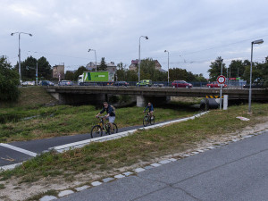 Podjezd pod mostem umožňuje ze směru od Bystrovan nebo Velké Bystřice bezproblémové překonání  Hodolanské ulice