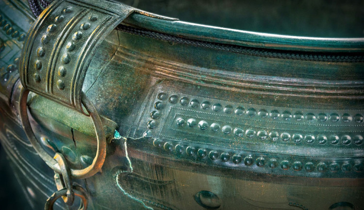 Bronzové vědro vystaví Východočeské muzeum v Pardubicích za dva roky