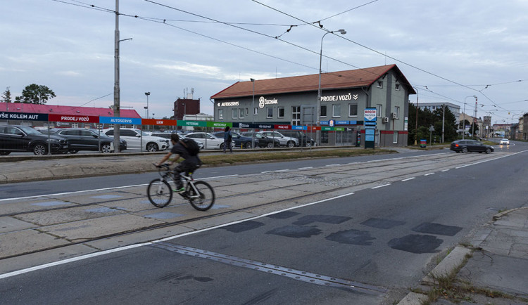 Bílé značení přejezdu pro cyklisty už na Hodolanské ulici u řeky Bystřice není