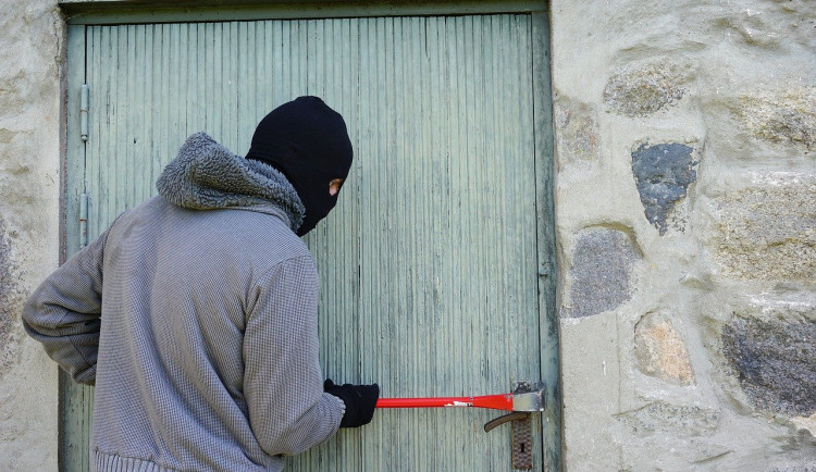 Zloděj vykradl dům rodině, když byla na dovolené. Odnesl si šperky i zbraň