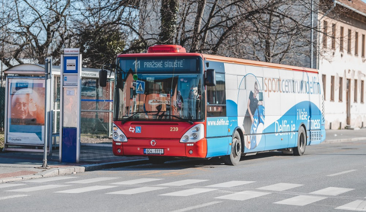 Dopravnímu podniku chybí přes 20 řidičů, navrhuje zrušit linku číslo čtyři