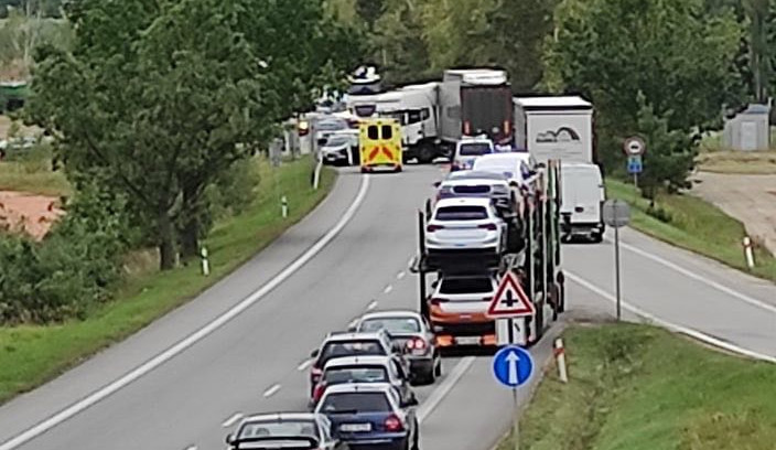 Hlavní tah na Krumlov uzavřela hromadná nehoda kamionu a několik osobních aut