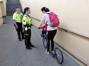 Policisté a strážníci městské policie vysvětlovali lidem pravidla jízdy na koloběžce, v některých případech udělili i pokuty