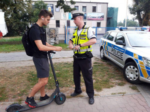 Policisté a strážníci městské policie vysvětlovali lidem pravidla jízdy na koloběžce, v některých případech udělili i pokuty