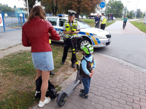 Policisté a strážníci městské policie vysvětlovali lidem pravidla jízdy na koloběžce, v některých případech udělili i pokuty