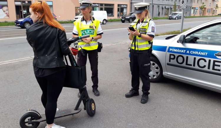 Policisté a strážníci městské policie vysvětlovali lidem pravidla jízdy na koloběžce, v některých případech udělili i pokuty