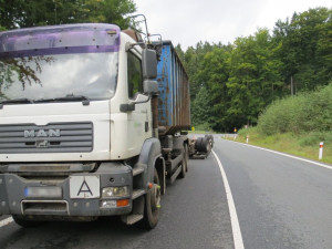 Pod Červenohorským sedlem se z kamionu utrhl kontejner se železným šrotem. Vyproštění bude trvat několik dnů