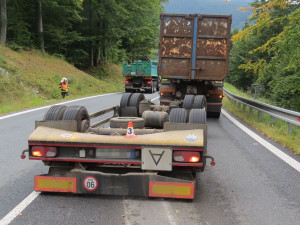 Pod Červenohorským sedlem se z kamionu utrhl kontejner se železným šrotem. Vyproštění bude trvat několik dnů