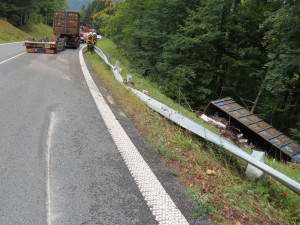 Pod Červenohorským sedlem se z kamionu utrhl kontejner se železným šrotem. Vyproštění bude trvat několik dnů