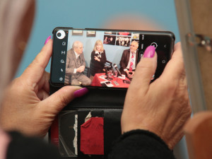 Všestranný umělec Jiří Suchý má v Olomouci k životnímu jubileu výstavu fotografií, maleb a sběratelských předmětů