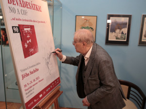 Všestranný umělec Jiří Suchý má v Olomouci k životnímu jubileu výstavu fotografií, maleb a sběratelských předmětů