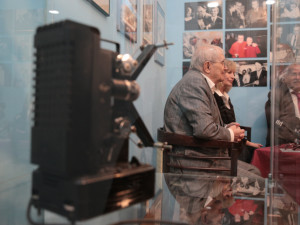 Všestranný umělec Jiří Suchý má v Olomouci k životnímu jubileu výstavu fotografií, maleb a sběratelských předmětů