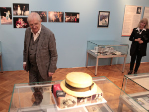 Všestranný umělec Jiří Suchý má v Olomouci k životnímu jubileu výstavu fotografií, maleb a sběratelských předmětů