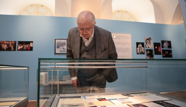 Všestranný umělec Jiří Suchý má v Olomouci k životnímu jubileu výstavu fotografií, maleb a sběratelských předmětů