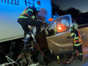 Na D35 u Velké Bystřice hasiči vyprošťovali řidiče dodávky zaklíněné v návěsu kamionu
