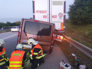 Na D35 u Velké Bystřice hasiči vyprošťovali řidiče dodávky zaklíněné v návěsu kamionu