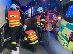 Na D35 u Velké Bystřice hasiči vyprošťovali řidiče dodávky zaklíněné v návěsu kamionu